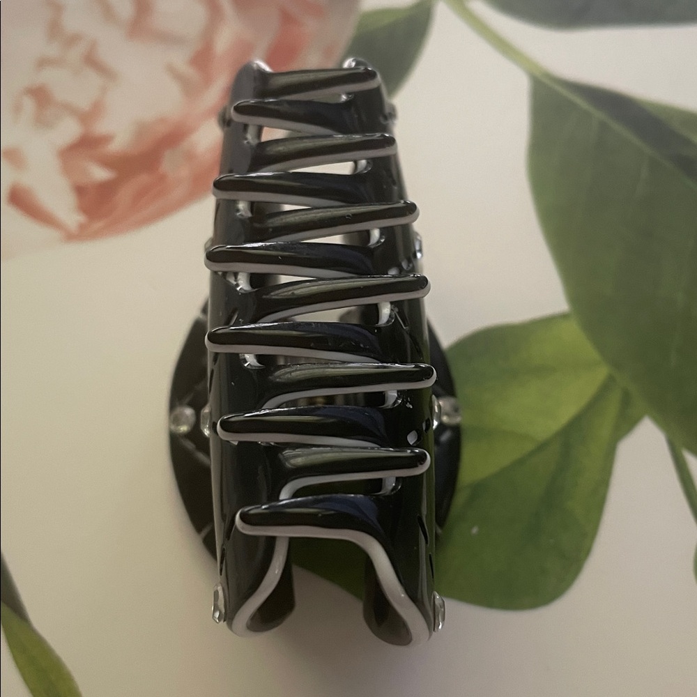 CHANEL Black and White Hair Clip with Rhinestones - Picture 3 of 3